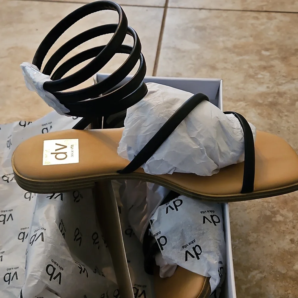 DV by Dolce Vita Women's Black Gladiator Sandals. 8.5 - Picture 3 of 6